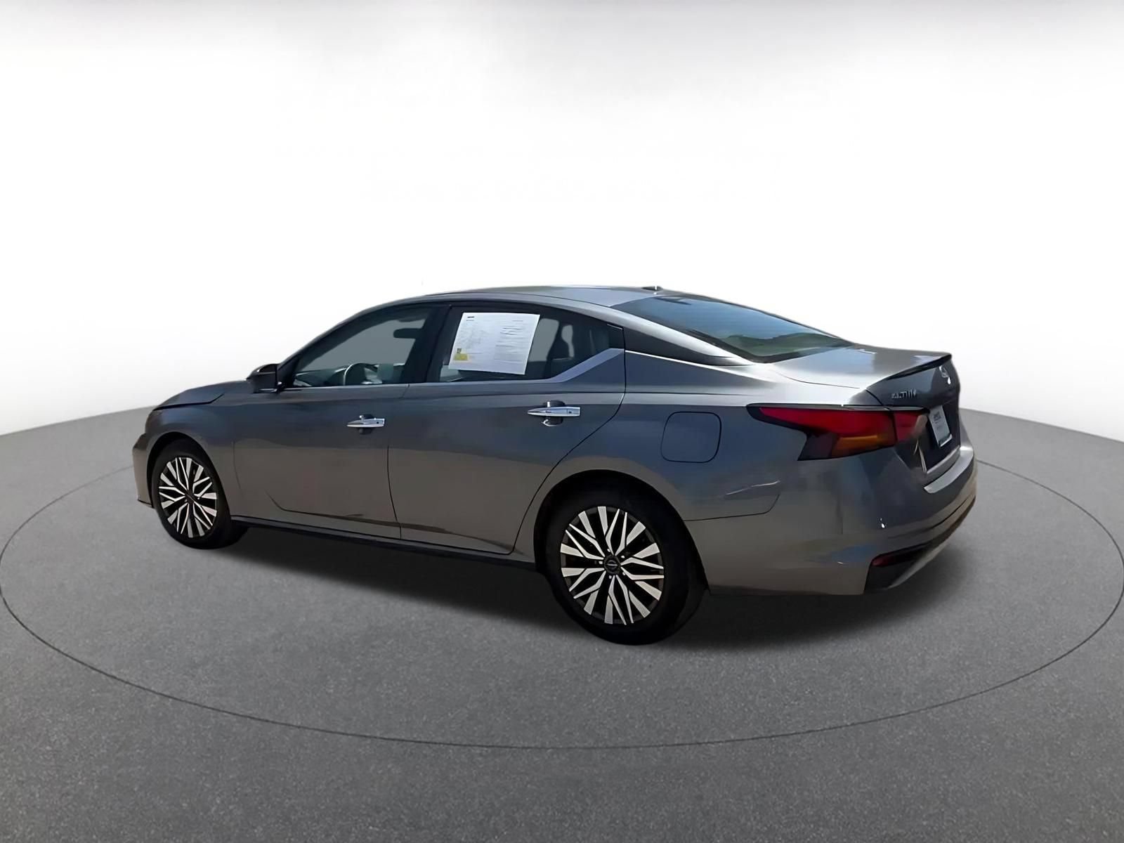 Used 2025 Nissan Altima 2.5 SV FWD image 9