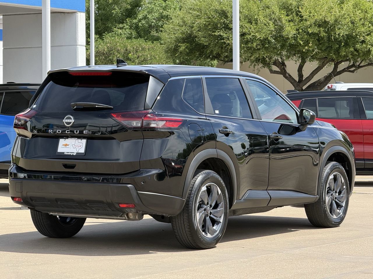 Used 2025 Nissan Rogue SV image 4