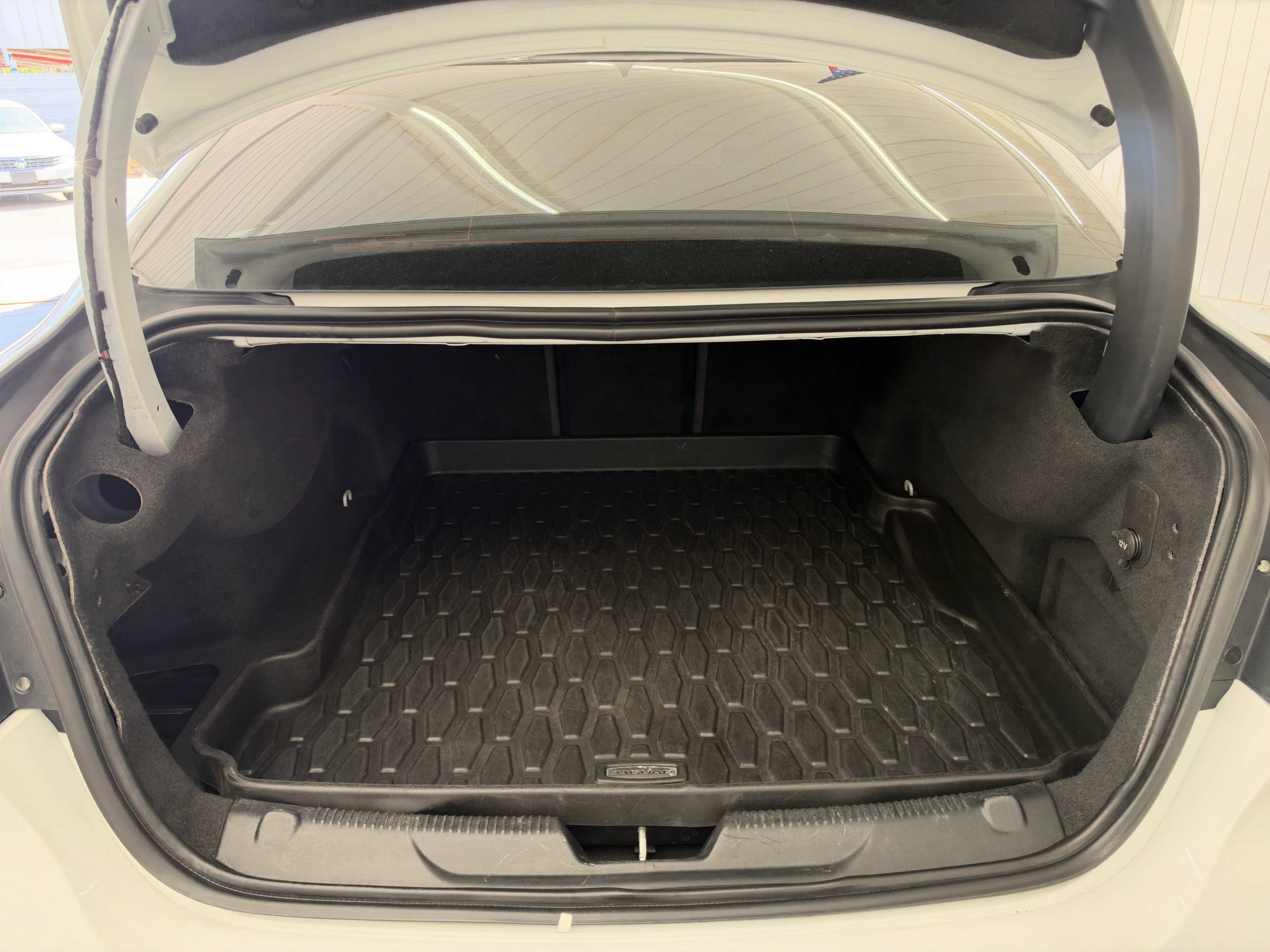 Used 2017 Jaguar XE Premium RWD image 13