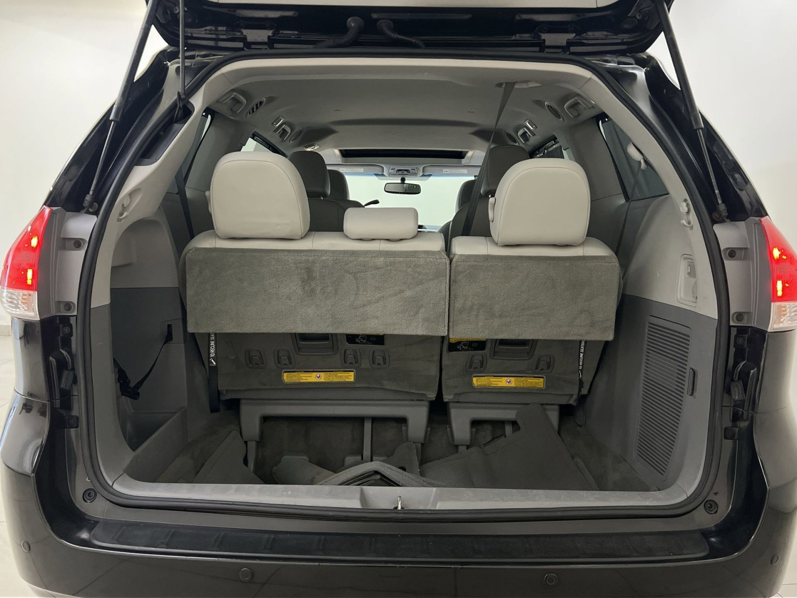 Used 2013 Toyota Sienna XLE image 25