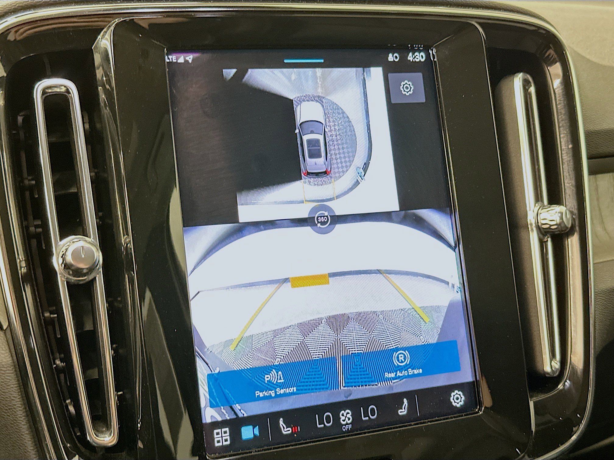 Used 2025 Volvo XC40 B5 Plus image 23