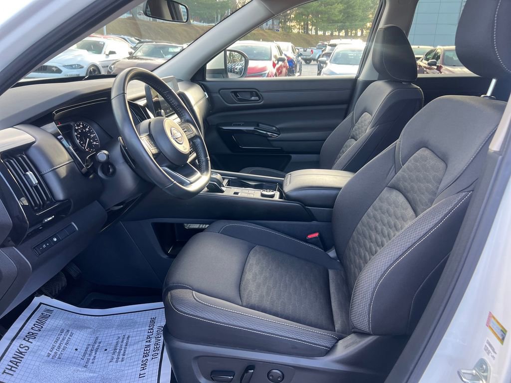 Used 2024 Nissan Pathfinder SV image 10
