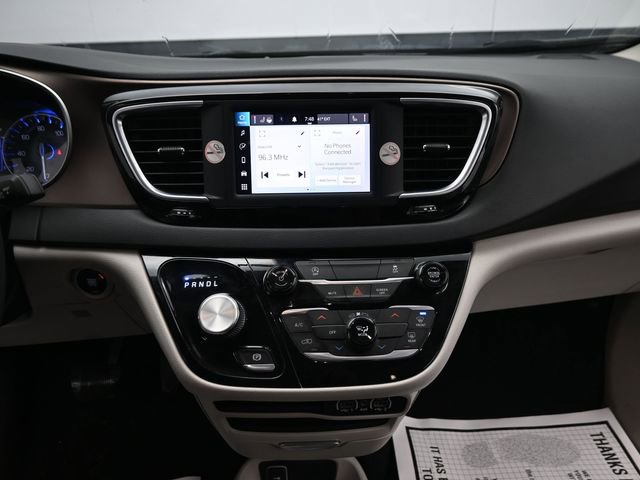 Used 2022 Chrysler Voyager LX image 20
