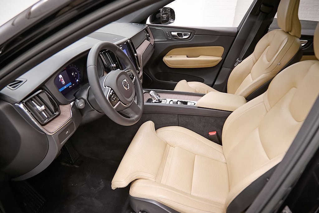 Certified 2023 Volvo XC60 B5 Ultimate w/ Protection Package Premier image 17