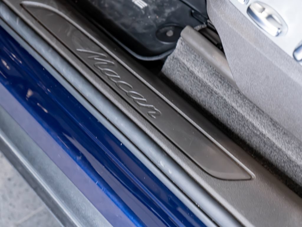 Certified 2025 Porsche Macan AWD/4WD image 15
