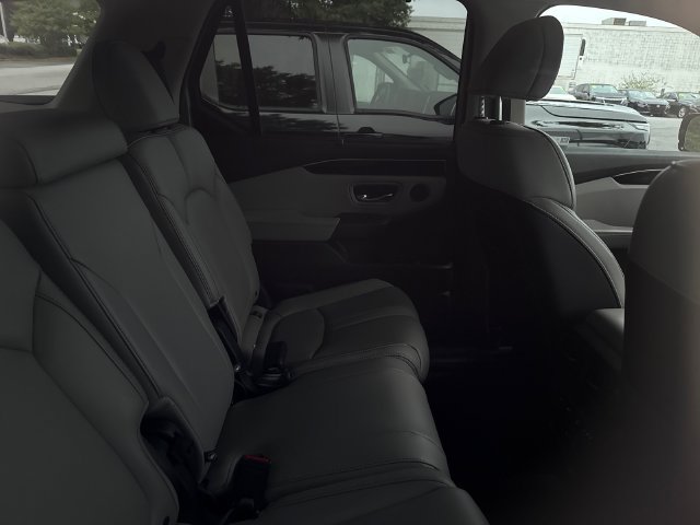 Used 2025 Honda Pilot EX-L image 3