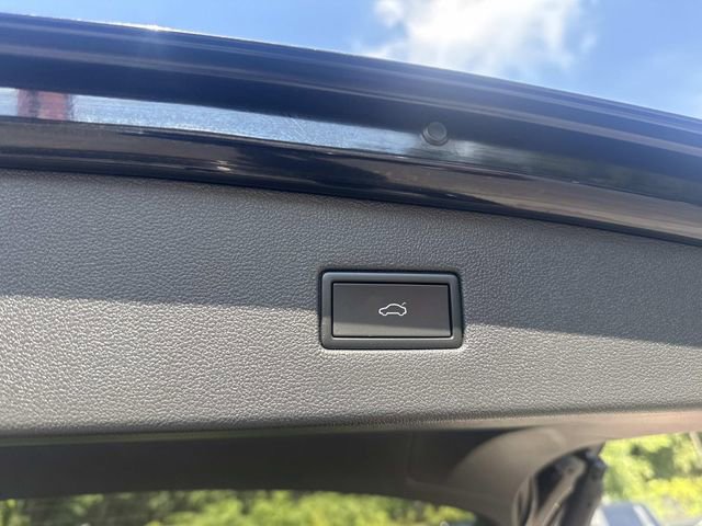 Used 2022 Volkswagen Tiguan SE R-Line image 8