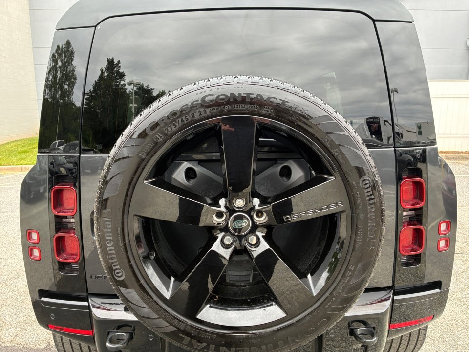 Used 2025 Land Rover Defender 110 X-Dynamic SE AWD/4WD image 14