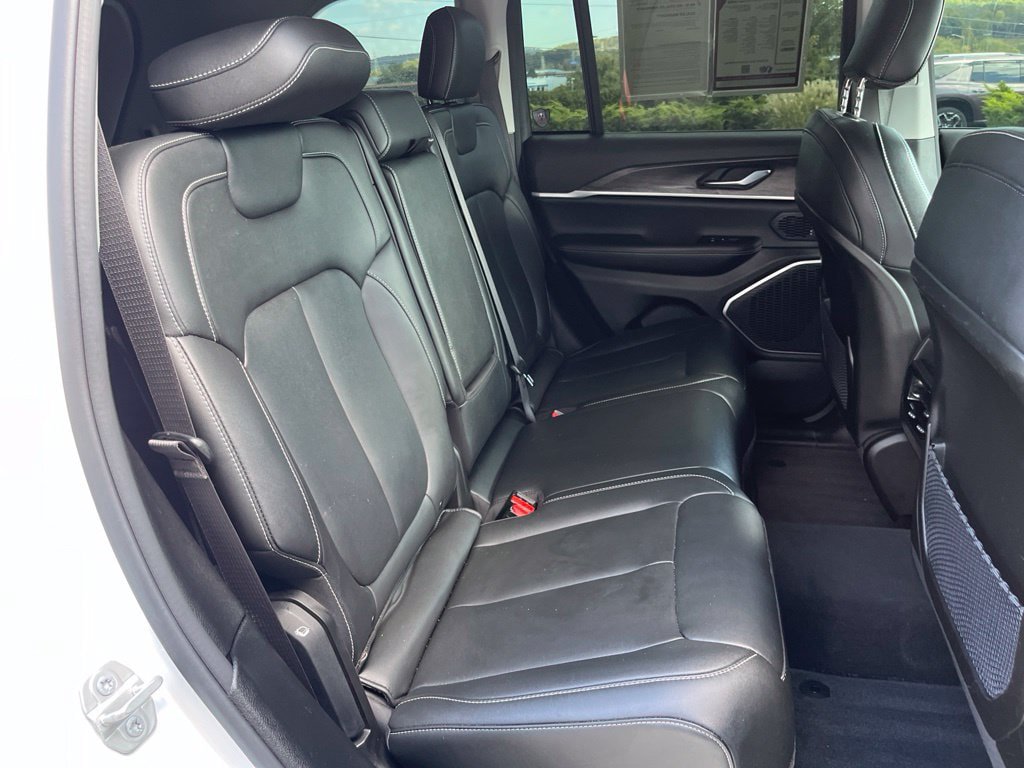 Used 2023 Jeep Grand Cherokee Limited AWD/4WD image 26