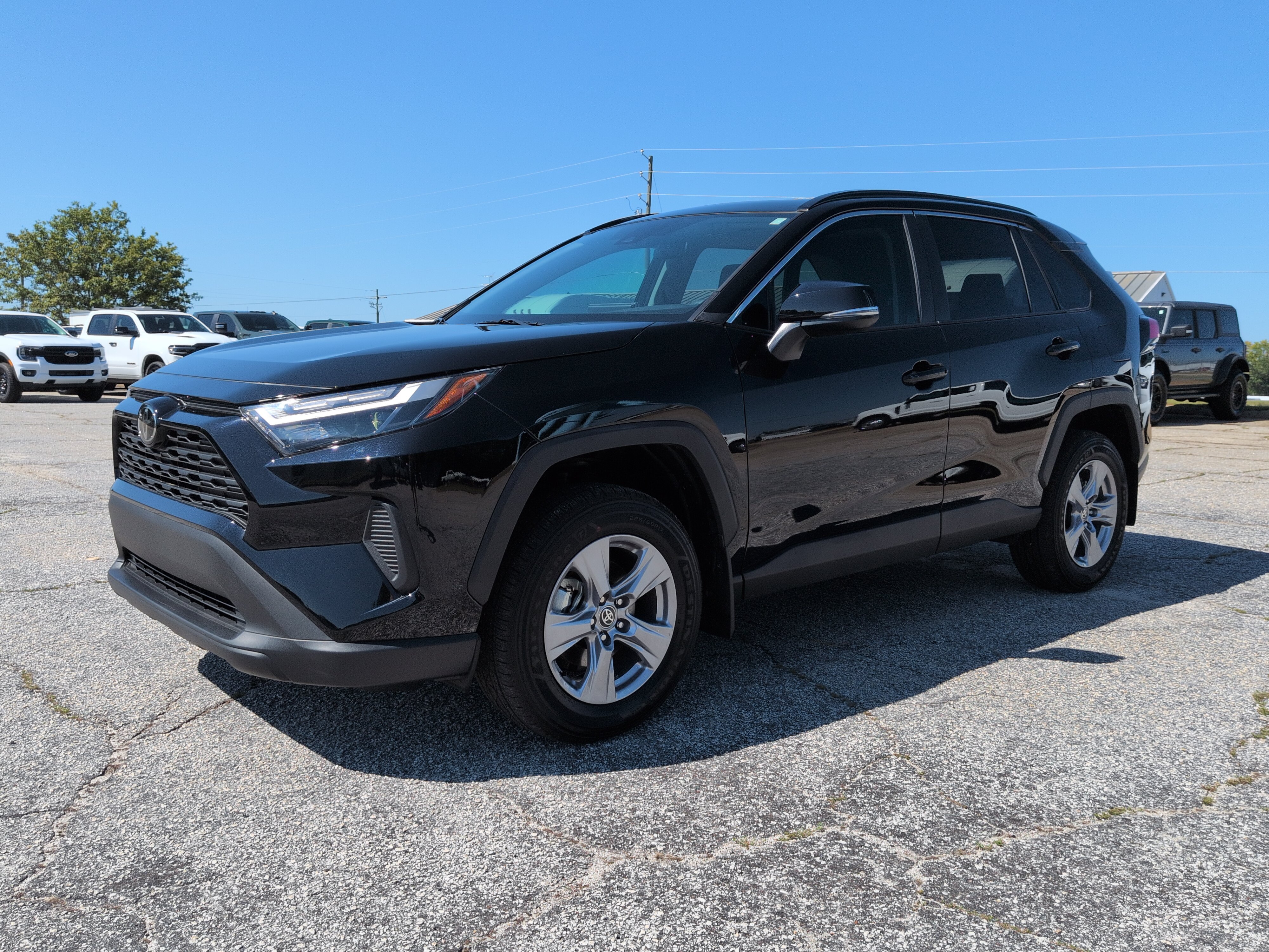 Used 2025 Toyota RAV4 XLE w/ Convenience Package FWD image 6