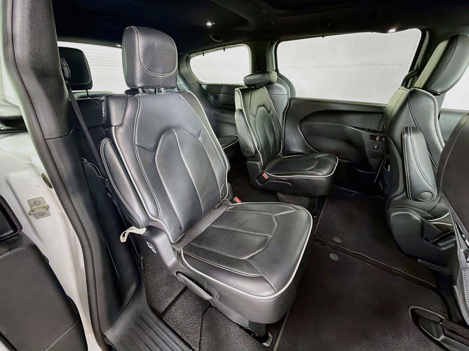 Used 2025 Chrysler Pacifica Limited FWD image 30