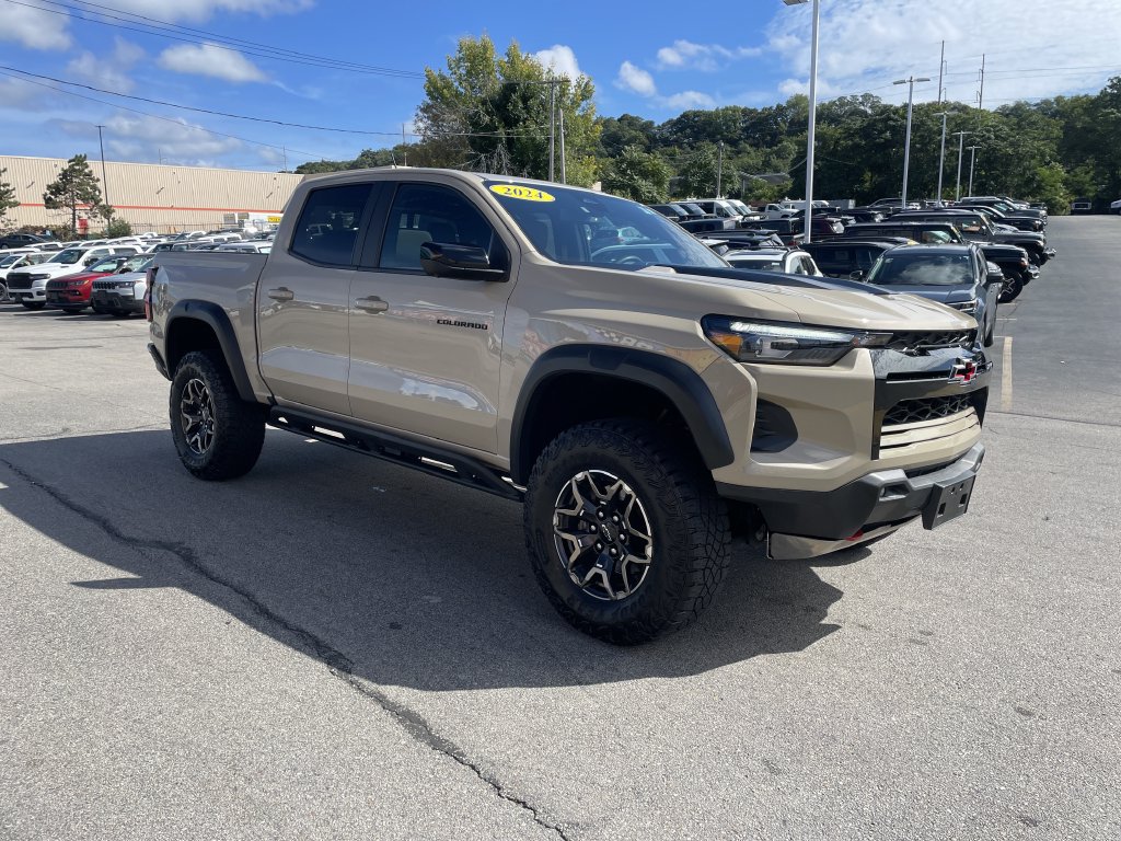 Used 2024 Chevrolet Colorado ZR2 w/ Technology Package AWD/4WD image 6