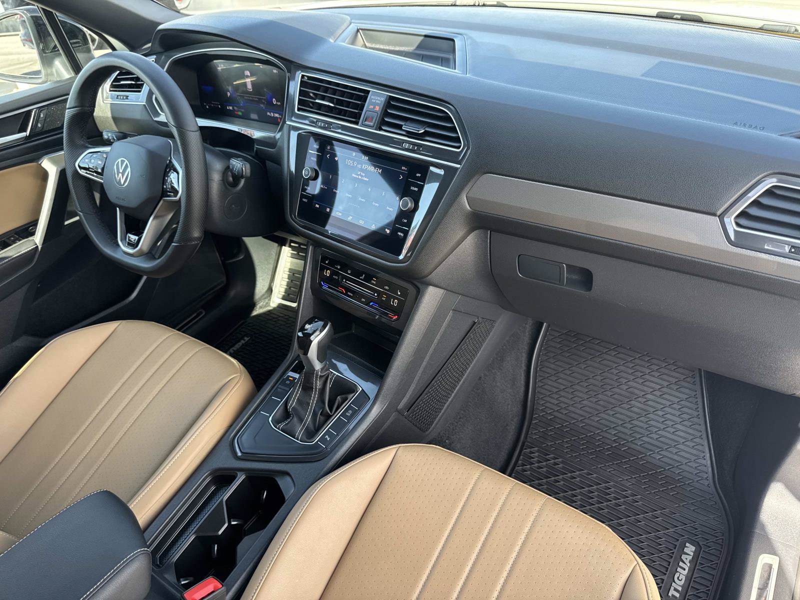 Certified 2024 Volkswagen Tiguan SE R-Line FWD image 32