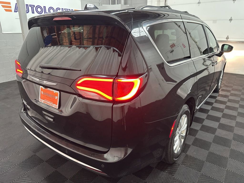 Used 2017 Chrysler Pacifica Touring-L image 9