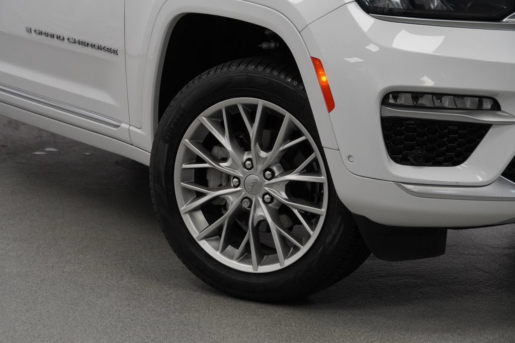 Certified 2022 Jeep Grand Cherokee Summit w/ Adv Protech Group IV AWD/4WD image 4