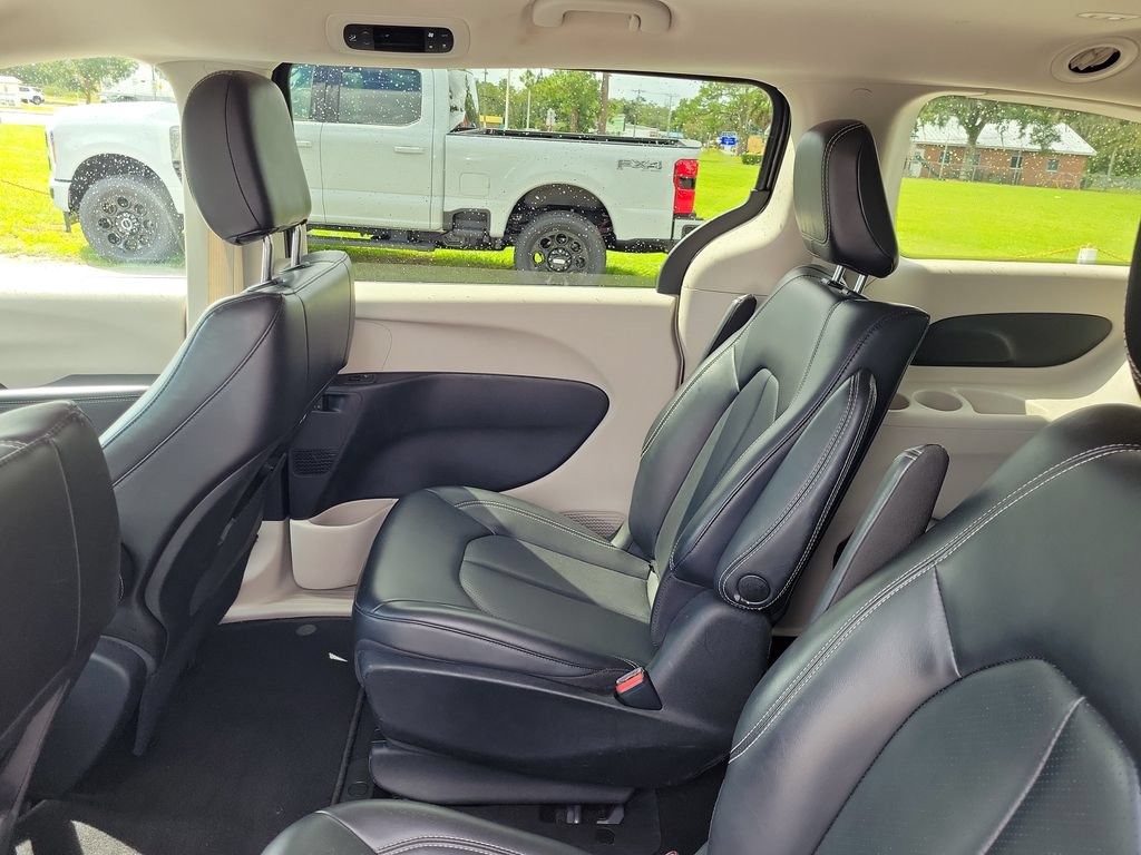 Used 2023 Chrysler Pacifica Touring-L FWD image 20