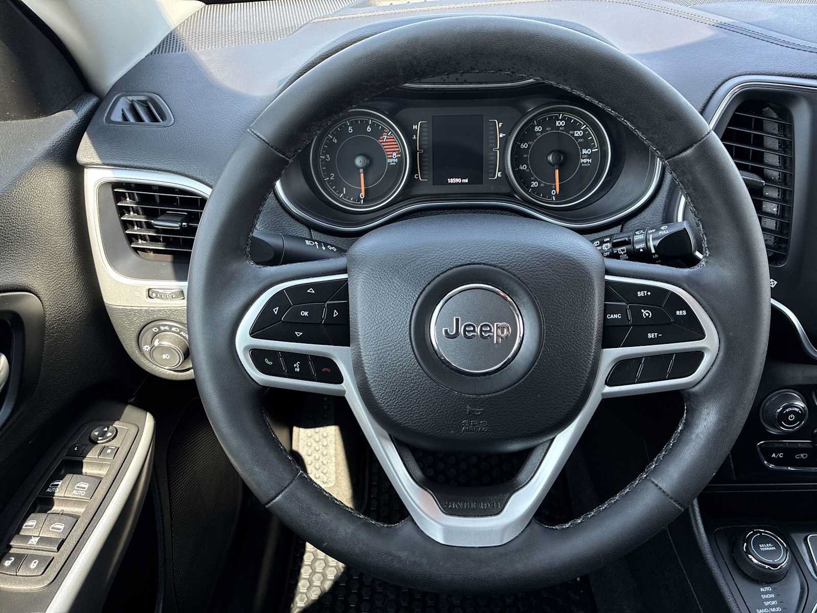 Used 2022 Jeep Cherokee Latitude AWD/4WD image 11