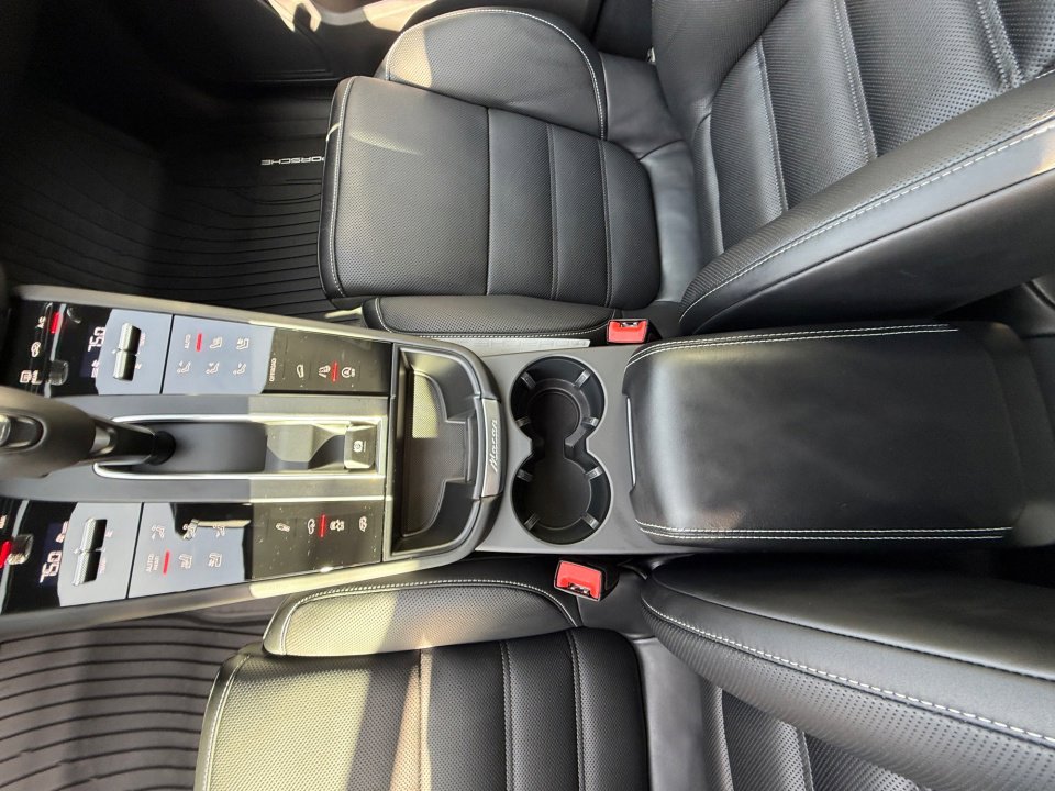 New 2026 Porsche Macan Turbo image 18