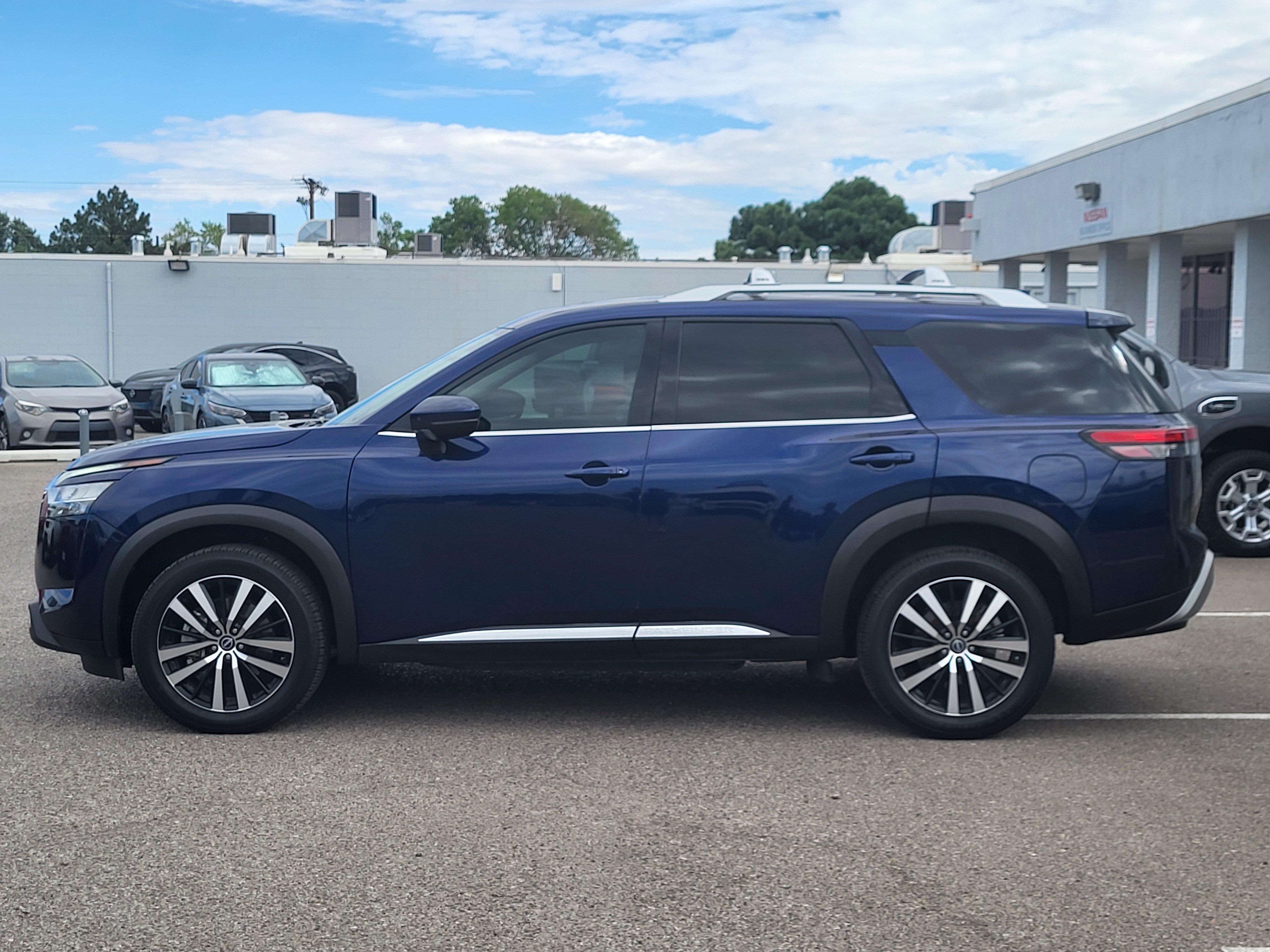 Certified 2023 Nissan Pathfinder Platinum FWD image 3