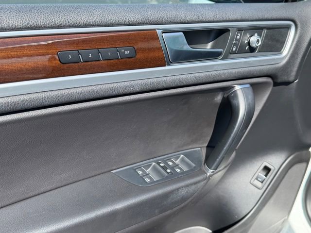 Used 2016 Volkswagen Touareg Sport AWD/4WD image 22