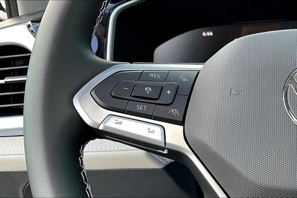 New 2026 Volkswagen Taos SE image 9
