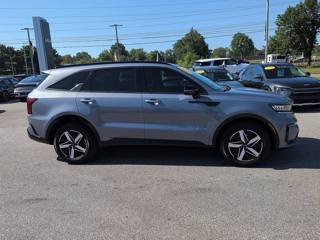 Used 2023 Kia Sorento EX w/ Panoramic Sunroof Package FWD image 2