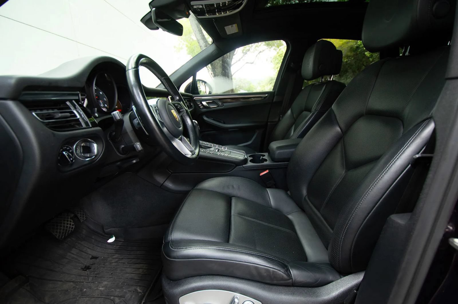 Used 2021 Porsche Macan w/ Premium Package Plus AWD/4WD image 33
