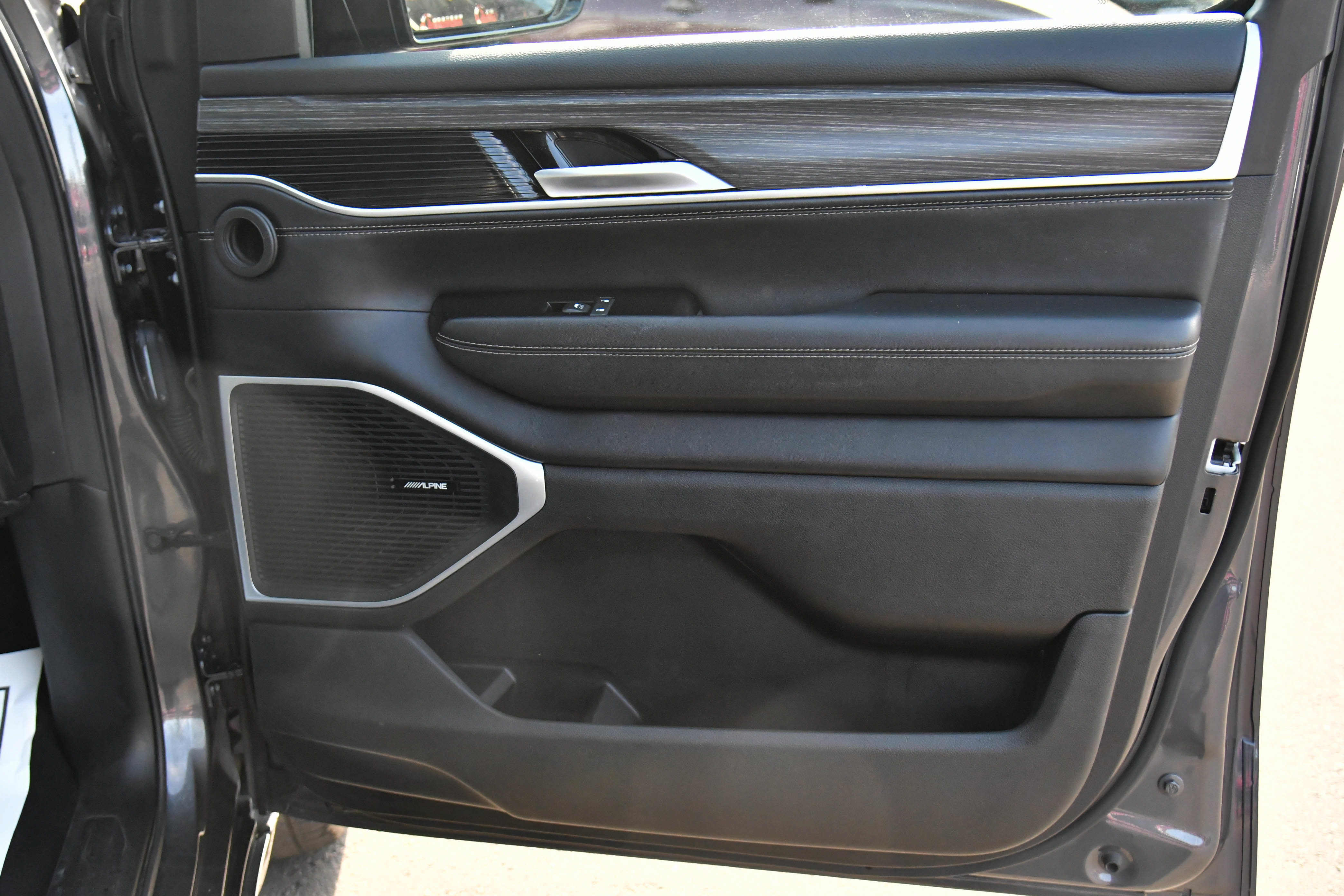 Used 2024 Jeep Wagoneer L Series II RWD image 55