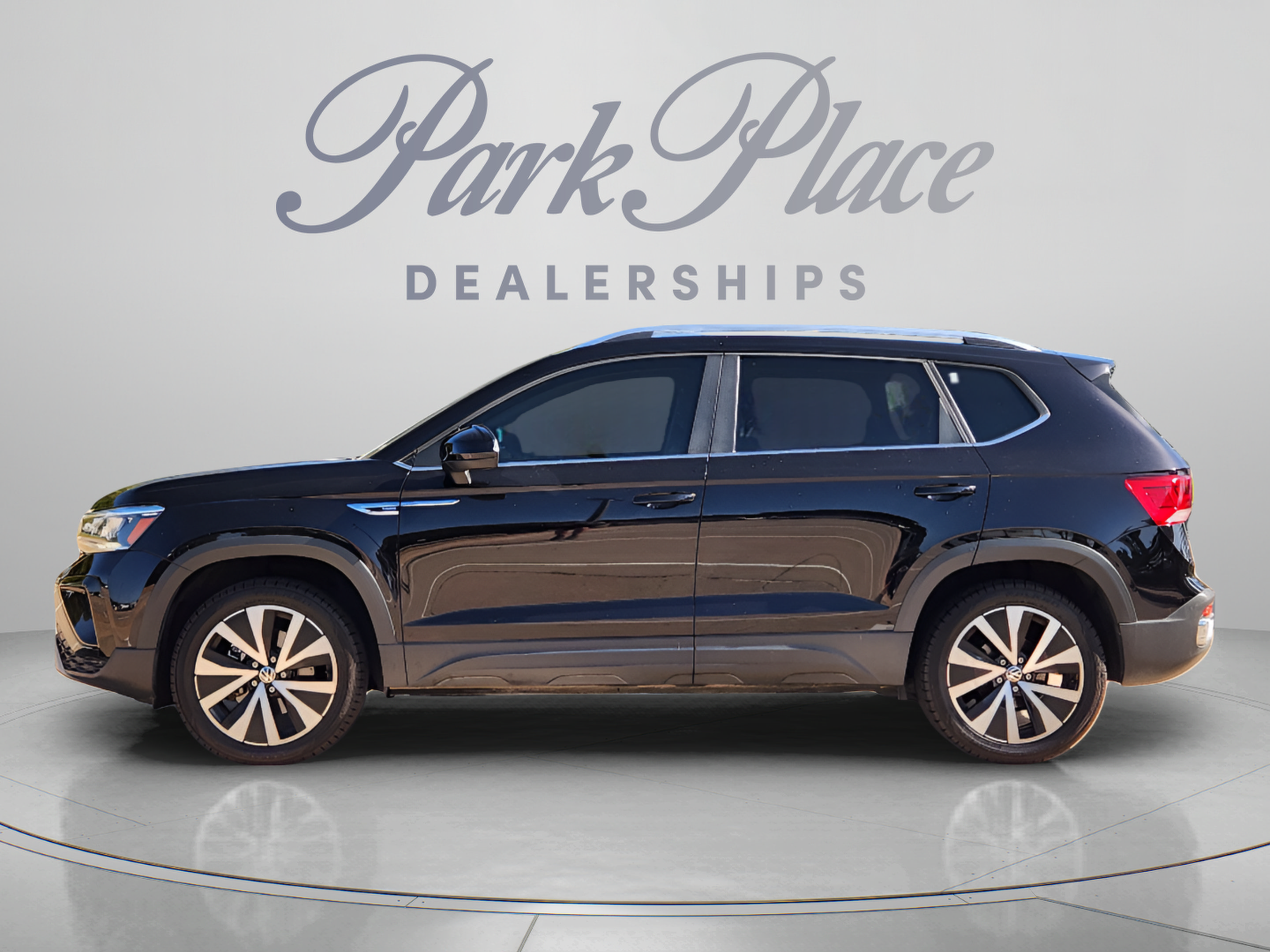 Used 2023 Volkswagen Taos SE w/ Panoramic Sunroof Package AWD/4WD image 2