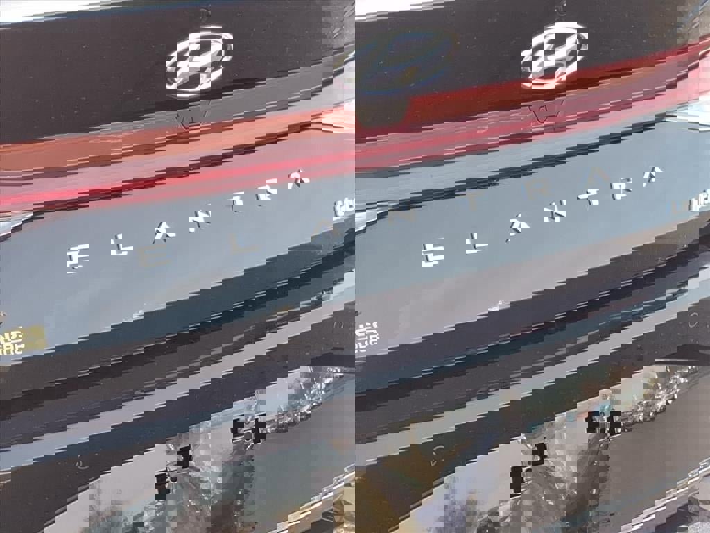 Used 2023 Hyundai Elantra Limited image 7