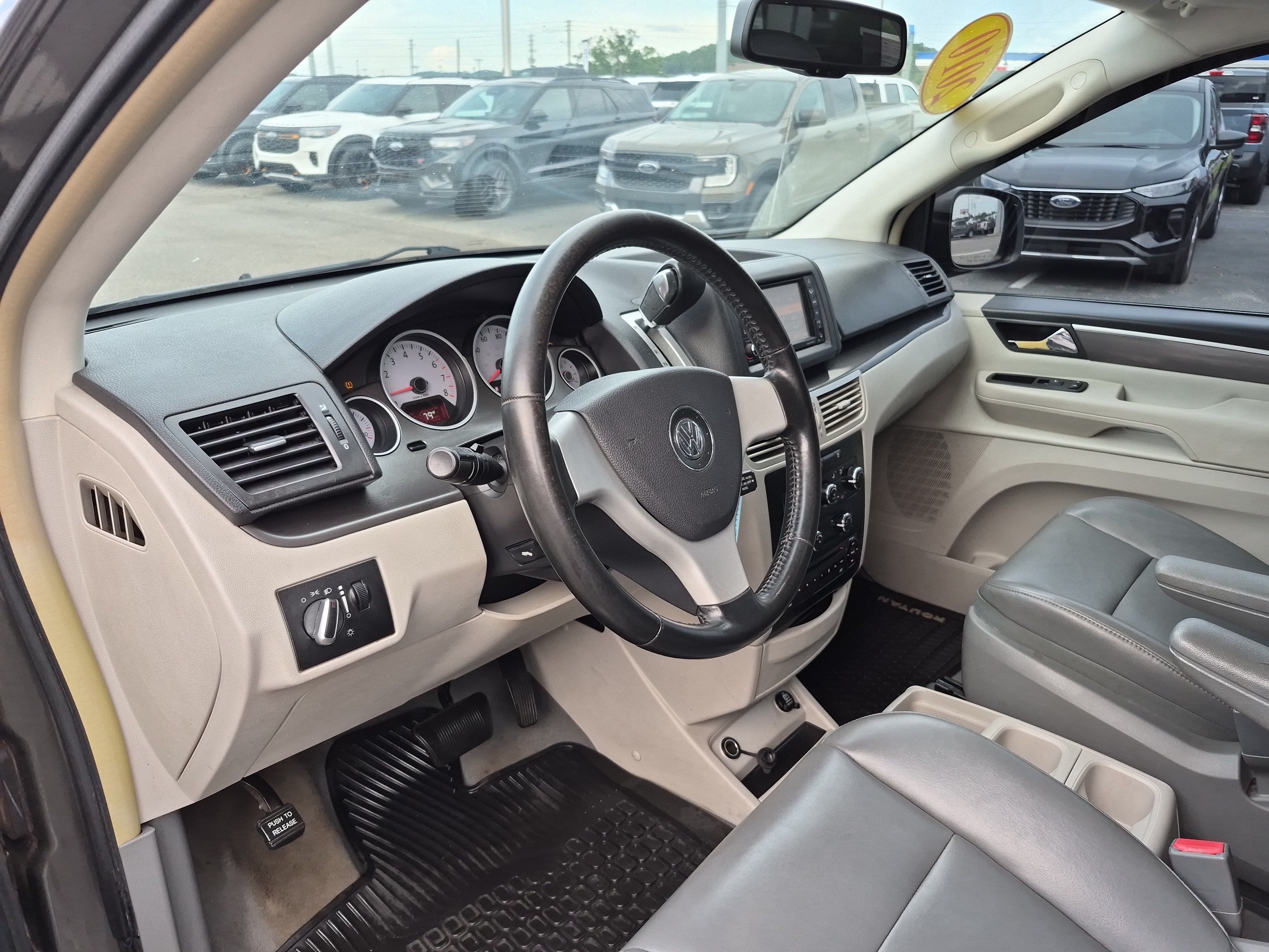 Used 2010 Volkswagen Routan SE FWD image 12