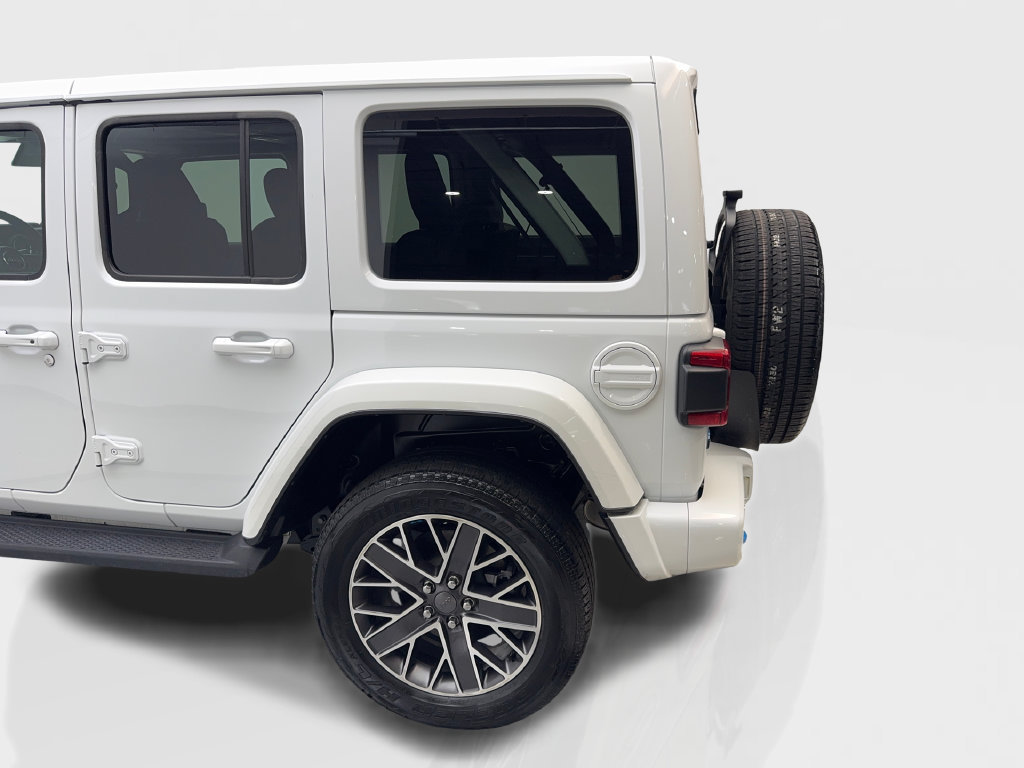 Used 2022 Jeep Wrangler Unlimited Sahara AWD/4WD image 19