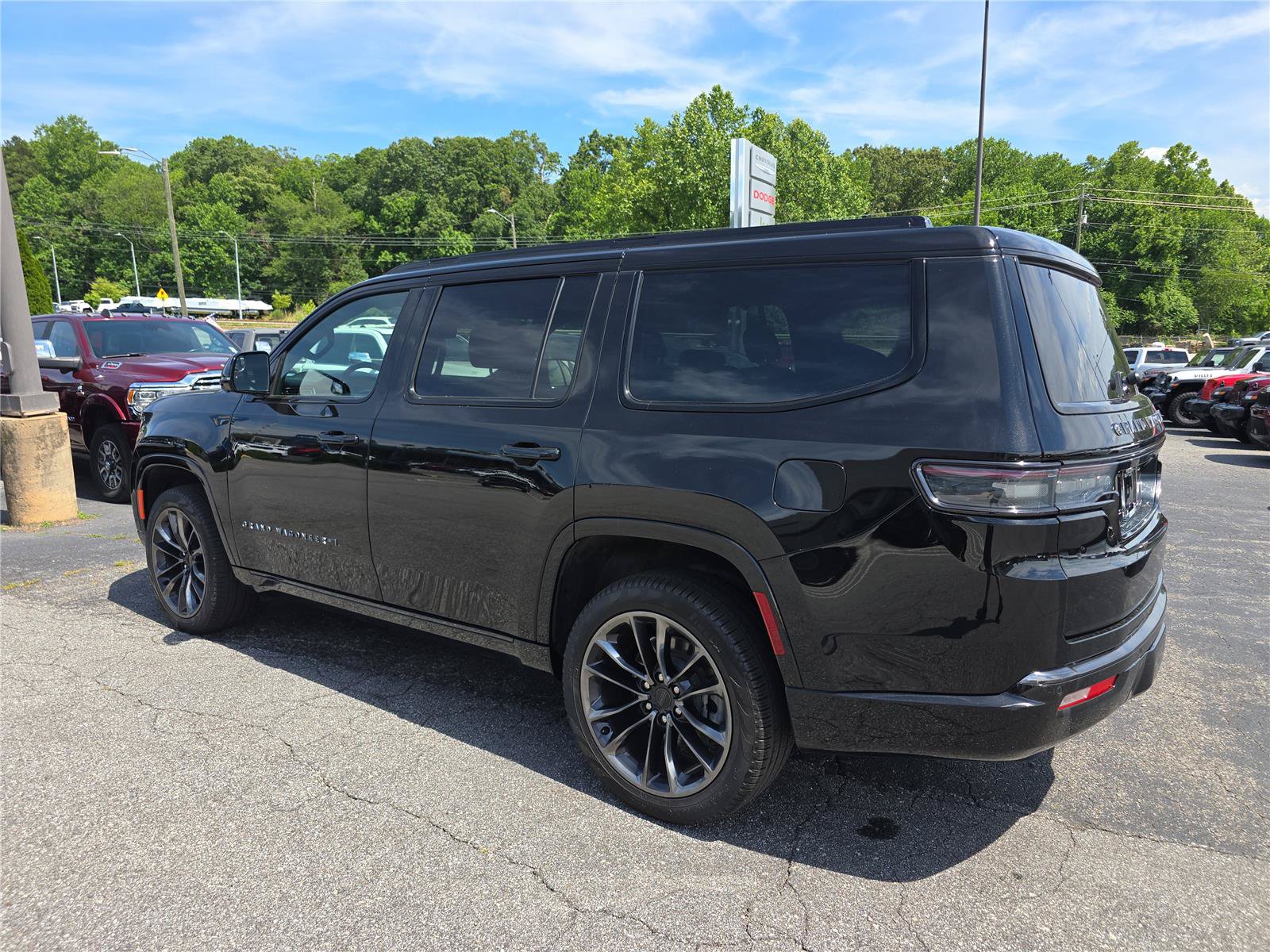 Used 2024 Jeep Wagoneer Series III w/ Premium Group I AWD/4WD image 5