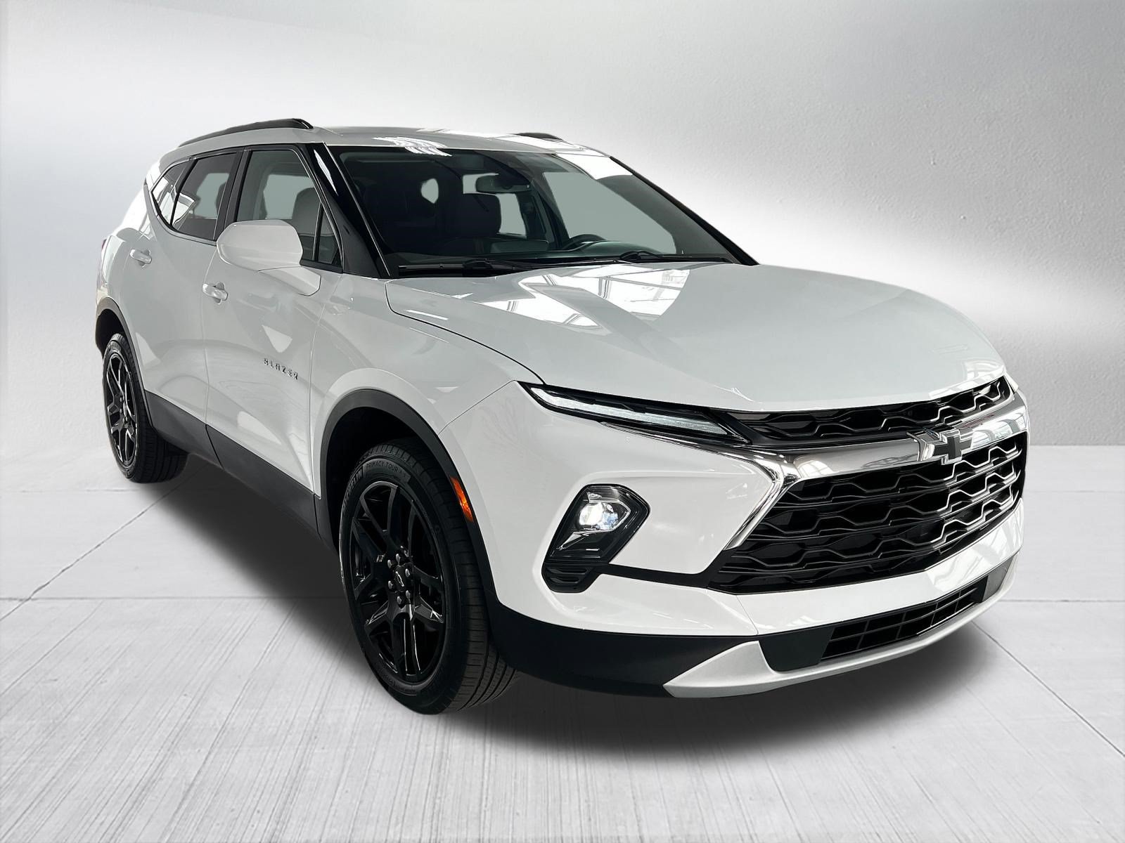 Used 2024 Chevrolet Blazer LT w/ Convenience Package FWD image 3