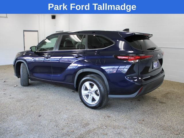 Used 2025 Toyota Highlander LE image 2