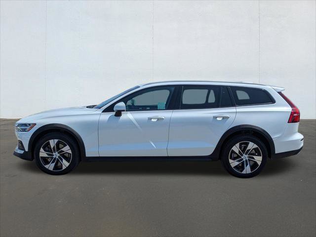 Used 2020 Volvo V60 T5 Cross Country AWD/4WD image 2