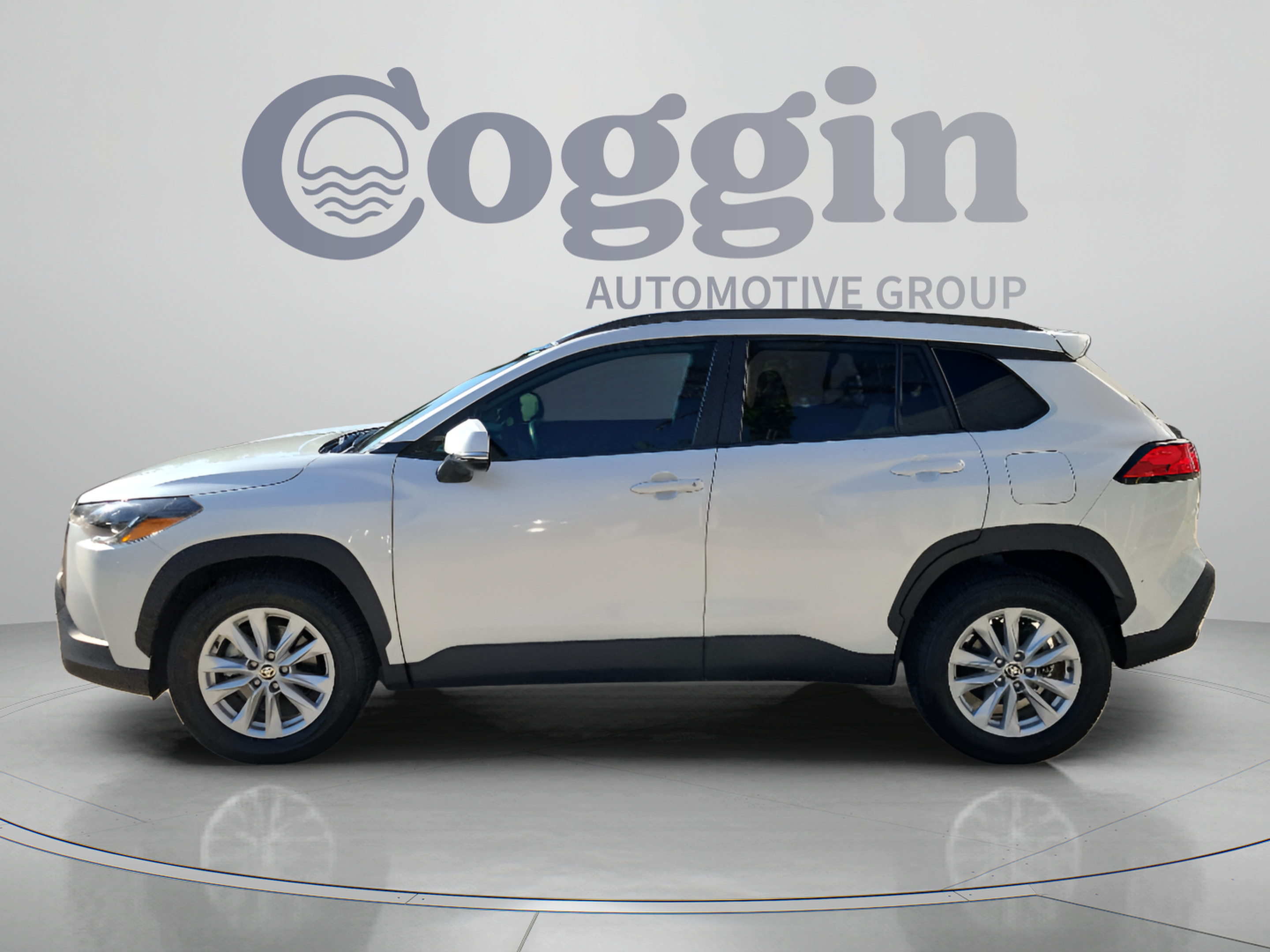 Used 2022 Toyota Corolla Cross LE FWD image 2