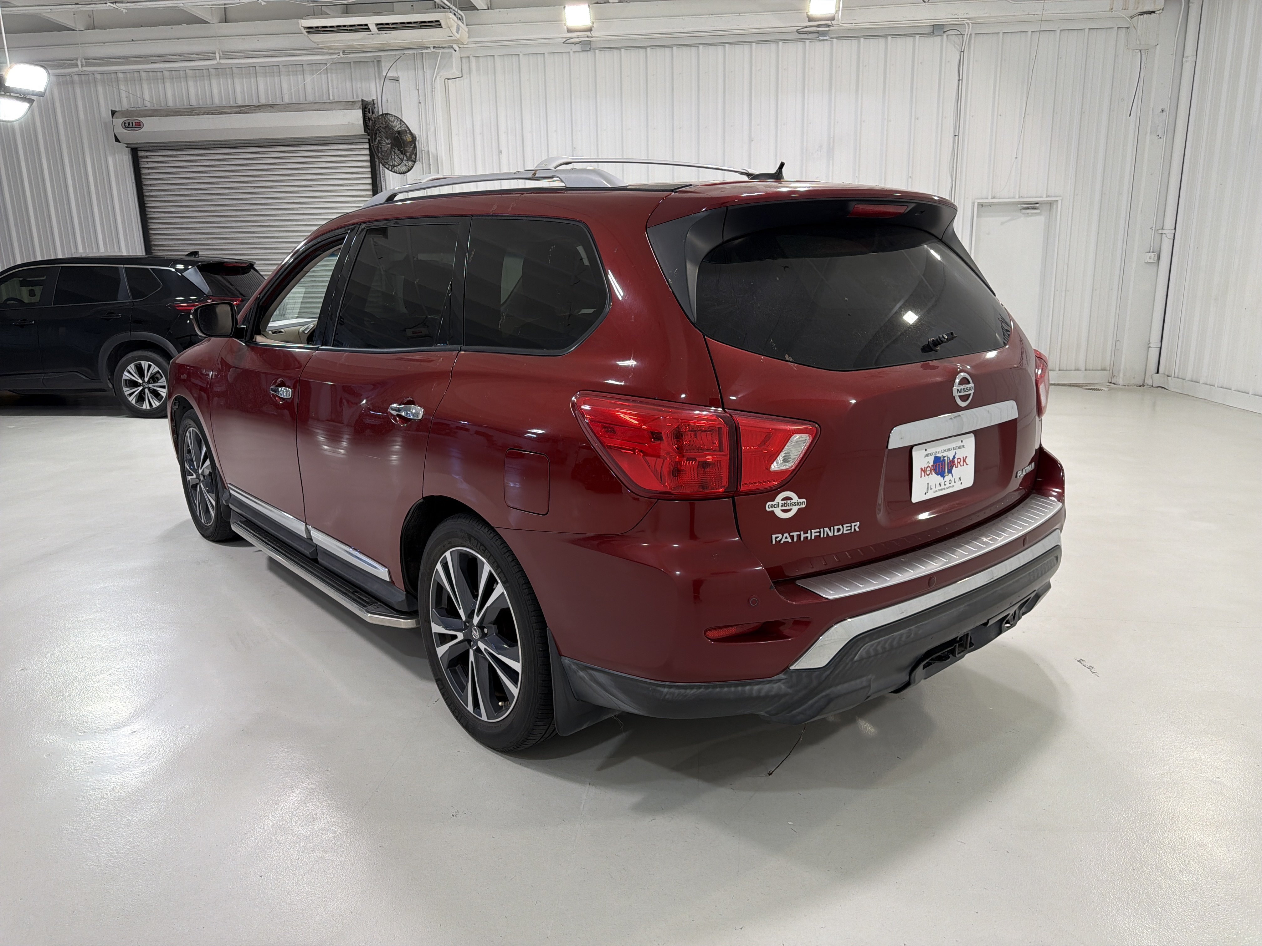 Used 2018 Nissan Pathfinder Platinum FWD image 3