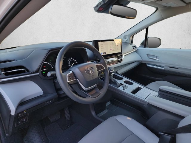 Used 2026 Toyota Sienna XLE FWD image 10