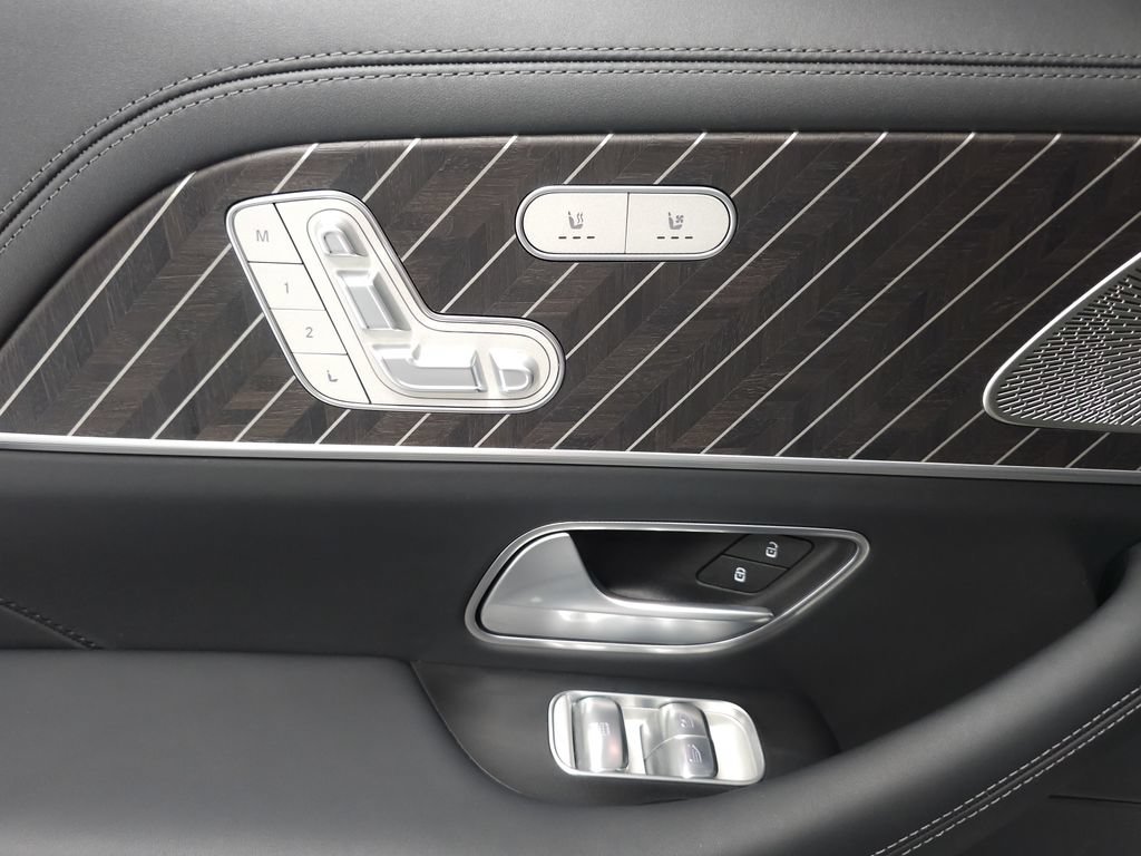 Used 2025 Mercedes-Benz Maybach GLS 600 4MATIC image 28