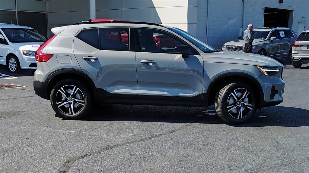 New 2026 Volvo XC40 B5 Core image 2