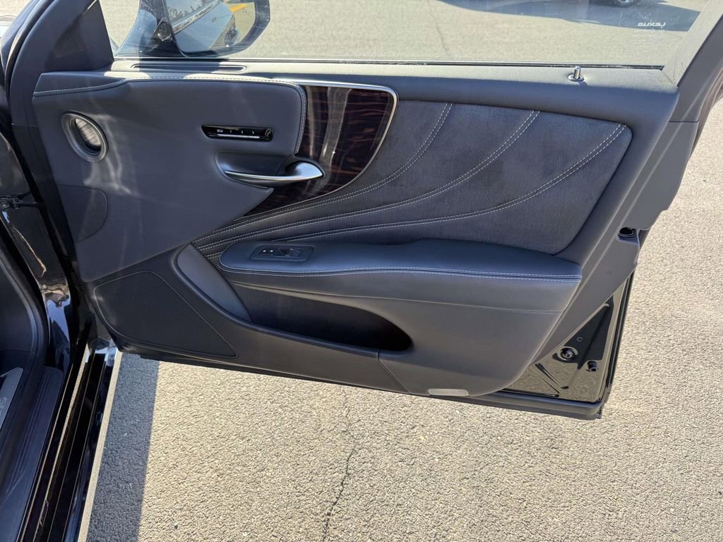 Used 2023 Lexus LS 500 Luxury w/ Luxury Package image 16