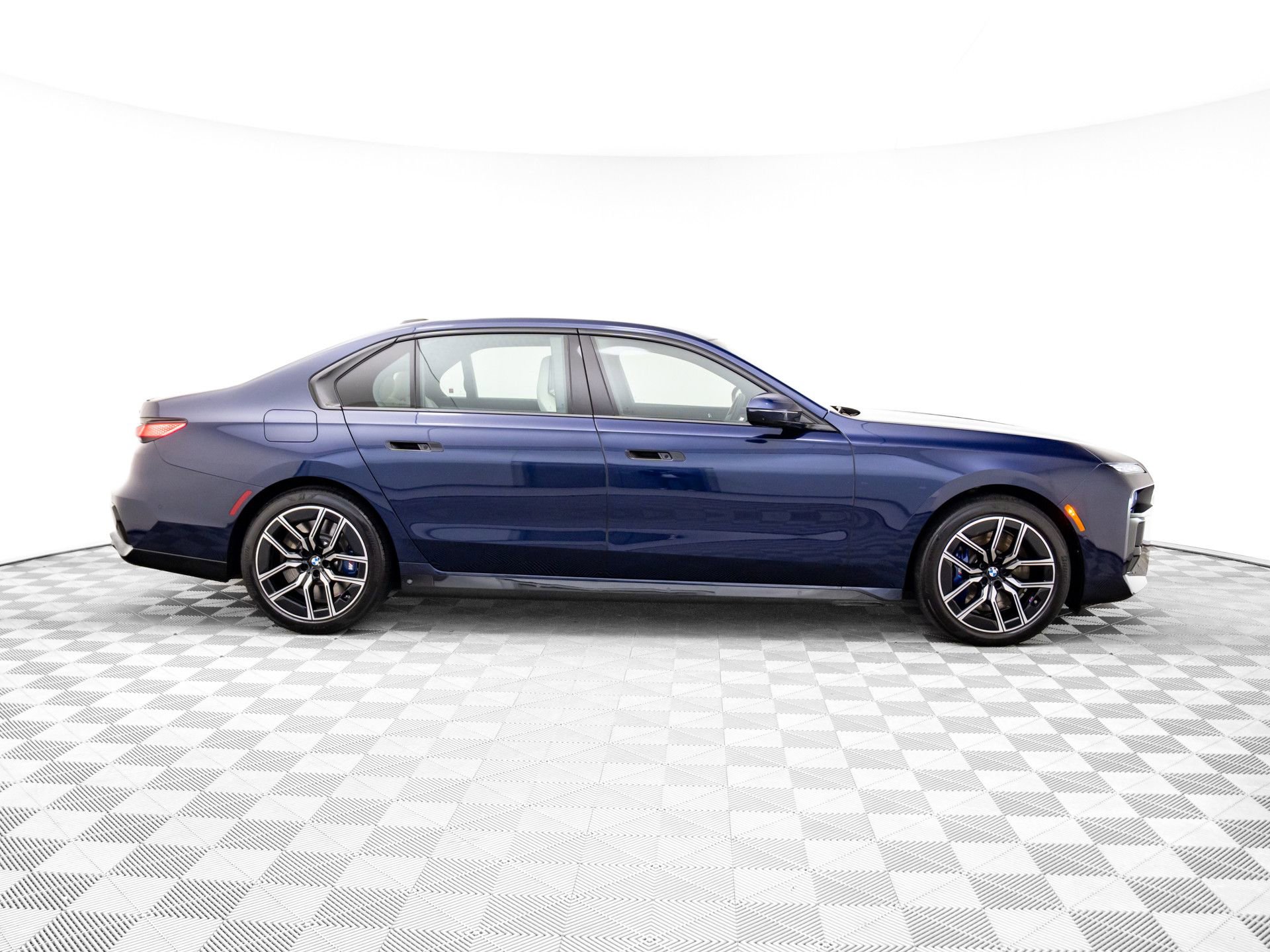 Used 2025 BMW 760i xDrive w/ Executive Package image 6
