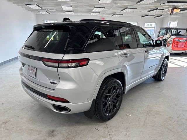 Used 2025 Jeep Grand Cherokee Summit AWD/4WD image 13