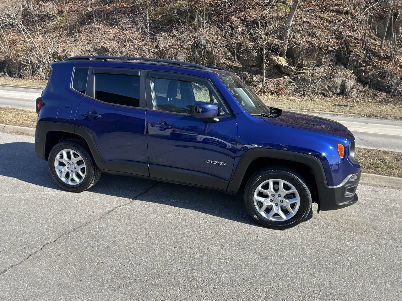 Used 2018 Jeep Renegade Latitude w/ Cold Weather Group AWD/4WD image 9