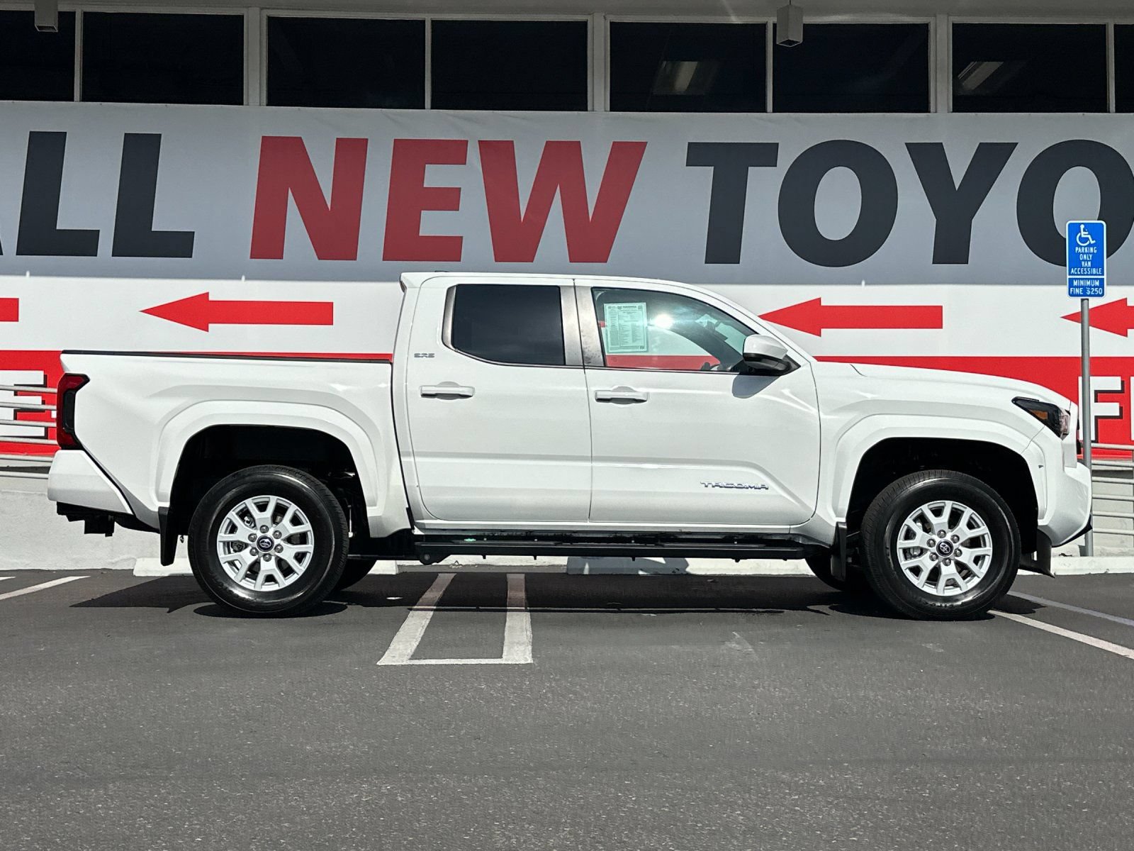 Used 2025 Toyota Tacoma SR5 AWD/4WD image 6