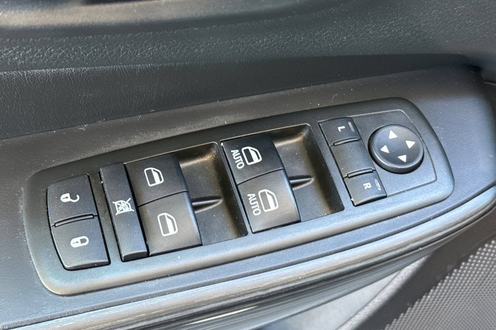 Used 2015 Jeep Cherokee Trailhawk AWD/4WD image 17