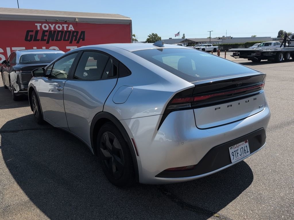 Used 2025 Toyota Prius LE FWD image 5