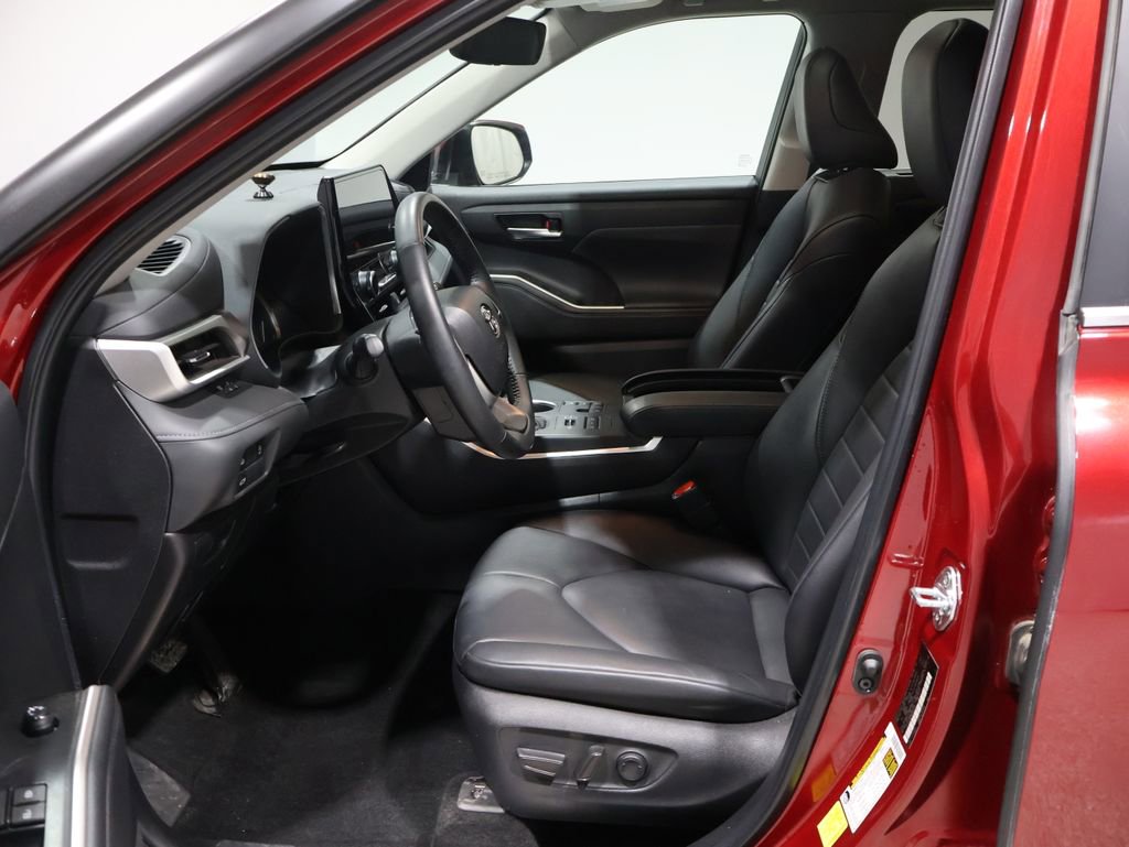 Used 2024 Toyota Highlander XLE image 10