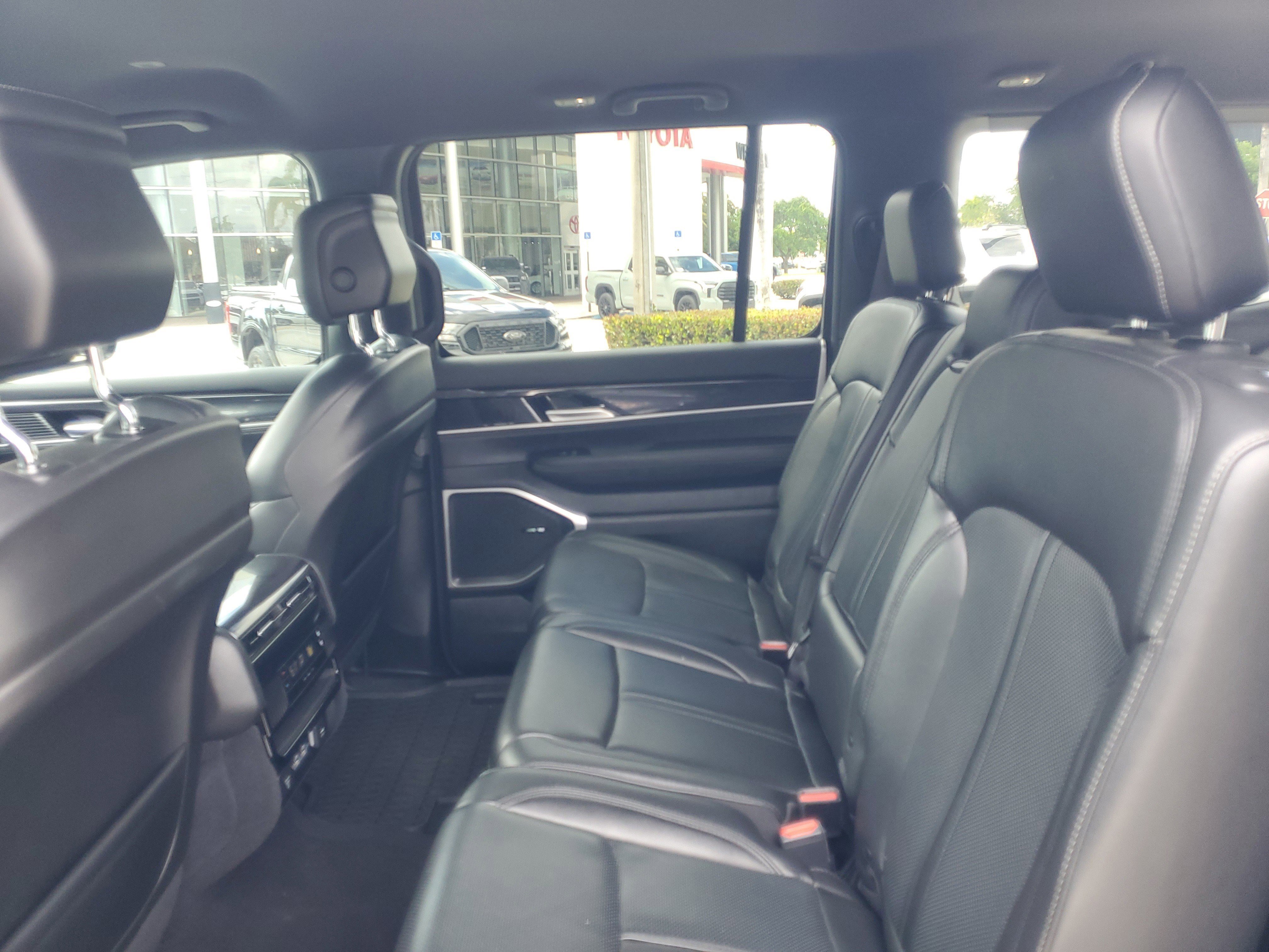 Used 2024 Jeep Wagoneer 4WD image 12